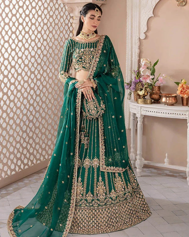 APNO138: A Regal Green and Gold Ensemble