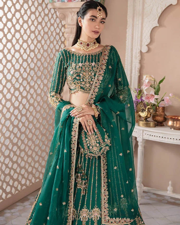 APNO138: A Regal Green and Gold Ensemble