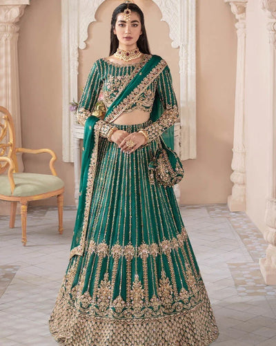 APNO138: A Regal Green and Gold Ensemble